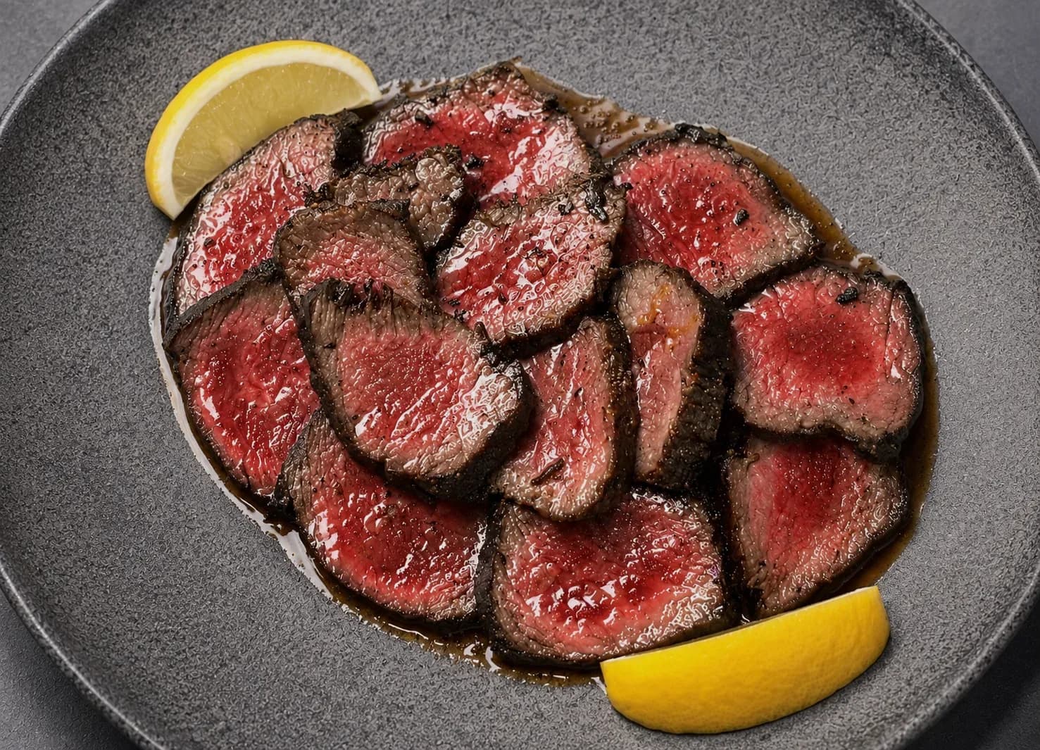 ビステッカ（断面まで赤く焼き上げた牛肉のグリル）
